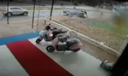 Yoldan çıkan otomobil kaldırımdaki bebek arabalı yayalara çarptı: 3 yaralı