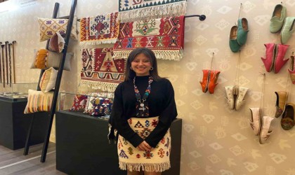 Yöresinin kilimlerini geleneksel motif ve modern tasarım ile buluşturuyor