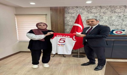 Yurtlig çekilişinden forma kazanana öğrenciye hediyesi verildi