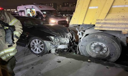 Zeytinburnu E-5te otomobil polis aracına çarptı: 3 yaralı