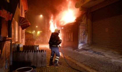 5 iş yerinin küle döndüğü yangında, çakmakçı dükkanı bomba gibi patladı