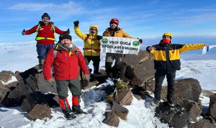 6 dağcı 4 bin 58 rakımlı Süphan Dağına tırmandı