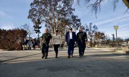 ABD Başkanı Trump, yangınlardan büyük zarar gören Los Angelesı ziyaret etti