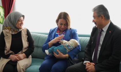 Aile Yılında çocuk desteği alan ailenin ilk misafiri Vali Yılmaz oldu