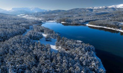 Akdağın karlar altındaki masalsı görüntüsü dron ile görüntülendi