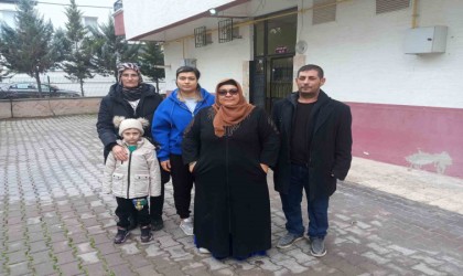 Akıl sağlığının bozuk olduğu iddia edilen yaşlı kadından polise satırlı saldırı girişimi