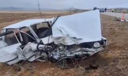Aksarayda 2 otomobil kafa kafaya çarpıştı: 1 ölü, 2 yaralı