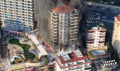 Alanyadaki otel inşaatı yangınının başladığı anlar dron kamerasında