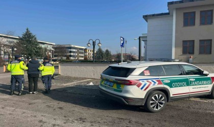 Anadolu Otoyolundaki ticari takside 3 kaçak göçmen yakalandı