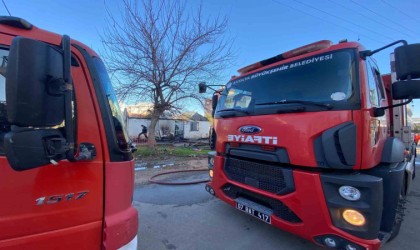 Antalyada ev alev alev yandı, dumanlar gökyüzünü kapladı