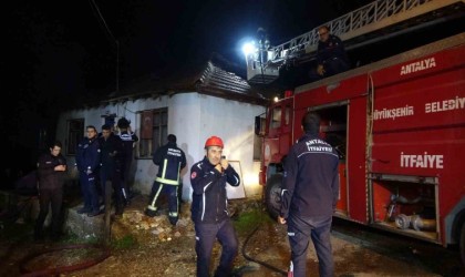 Antalyada gecekonduda korkutan yangın