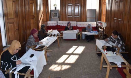 Antep işi nakış sanatı hem meslek sahibi yapıyor hem de para kazandırıyor