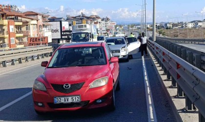Arızalanan otomobilini iterek götürmeye çalıştı, 2 ayrı kazaya sebep oldu