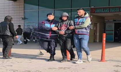 Arkadaşını bıçaklayan, kaçarken diğer arkadaşının ölümüne sebep olan zanlı adliyeye sevk edildi