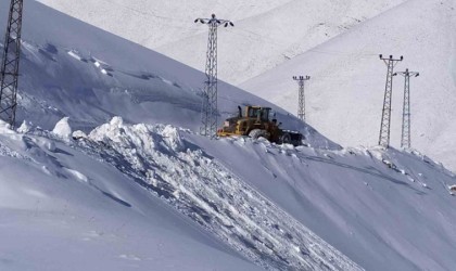 Askeri üs bölgesi yollarında karla mücadele çalışması