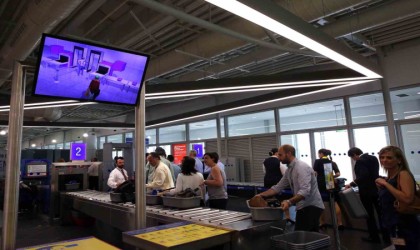 Atinadaki havaalanında valiz çalan 2 kadın gözaltına alındı