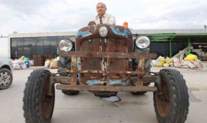 Aydınlı fabrikatör, parasızlıktan değil hatırasından dolayı 66 yıllık traktörü kullanıyor