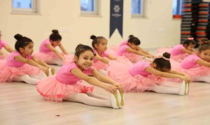 Aydınlı minikler Büyükşehirin kurslarıyla bale öğreniyor