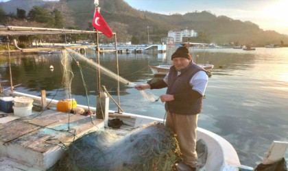 Baba yadigarı tekne ile 40 yıldır balıkçılık yapıyor