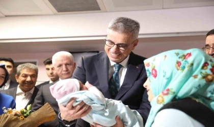 Bakan Memişoğlu, İstanbulda yeni yılın ilk bebeklerini ziyaret etti