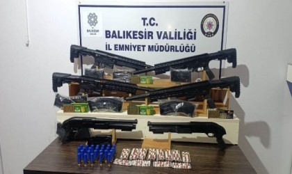 Balıkesirde bir kadını darbeden şahsın evinde silahlar ele geçirildi