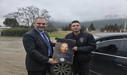 Başkan Dilsiz, vatandaşlara hediye dağıttı