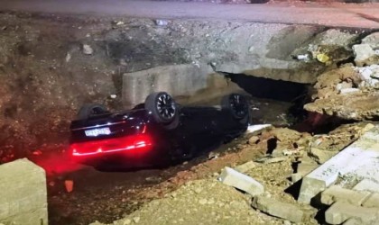 Batmanda otomobil su kanalına uçtu: 1 yaralı