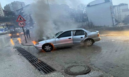Bilecikte seyir halindeki otomobil alev alev yandı