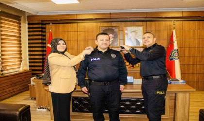 Bir üst rütbeye geçti apoletini eşi taktı