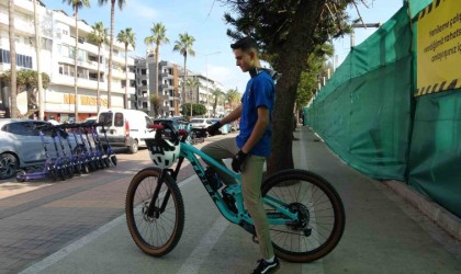 Bisiklet yolunda ilerleyen genç, yoluna gire yayaya burası ne yolu diye sorunca olanlar oldu