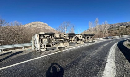 Bitliste tır devrildi: 1 yaralı