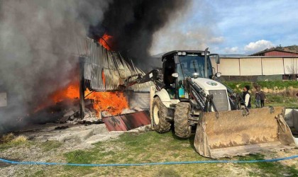 Bozdoğandaki kıl çadır imalathanesinde çıkan yangına müdahale sürüyor