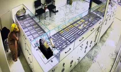 Bursada önce kuyumcuyu soydu, sonra gelen müşteriyi de soydu