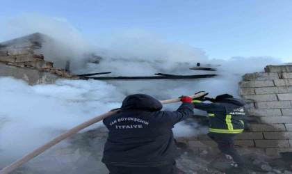 Çaldıranda ahır yangını