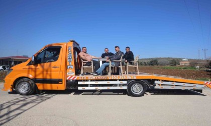 Can sıkıntısından çekici üzerine masa ve sandalye atarak şehir turuna çıkan 4 kafadarın o anları ilgi odağı oldu