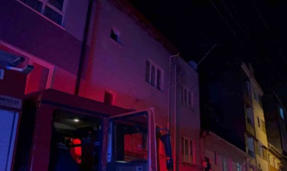 Çatıyı yakıp aşağıya atlayan adam ağır yaralandı, beslediği 10 kuş yangında telef oldu