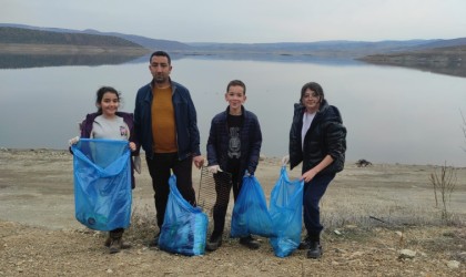 Çekerek Barajında 17 torba çöp topladılar