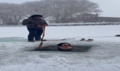 Çıldır Gölünde eksi 20 derece soğukta buz gibi suya girdi