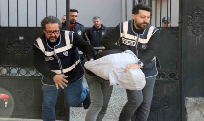 Çocuğunun boğazına bıçak dayayan cani babaya 6,5 yıl hapis talebi