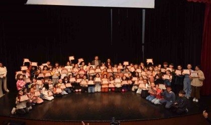 Çocuk drama kursu mezunları sahnede