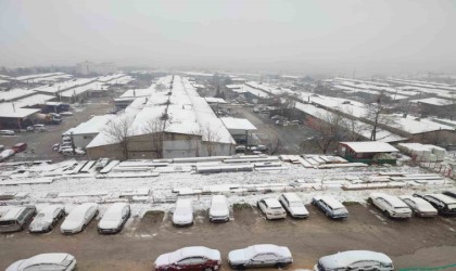 Çocuklar, şehri beyaz bürüyen kar yağışının tadını çıkardı