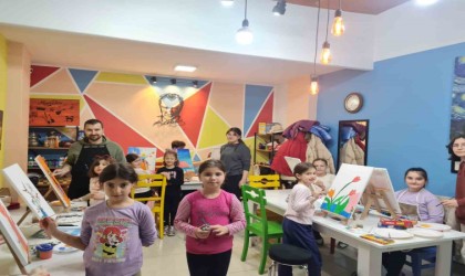 Çocuklar sömestr tatilinde resim çizerek keyifli zaman geçiyor