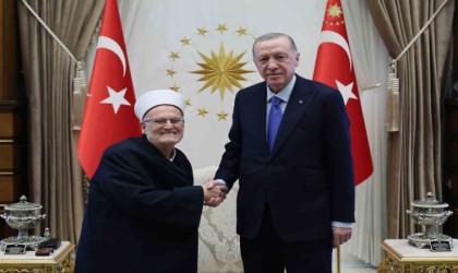 Cumhurbaşkanıı Recep Tayyip Erdoğan, Mescid-i Aksa İmam Hatibi Şeyh İkrime Sabriyi, Cumhurbaşkanlığı Külliyesinde kabul etti.