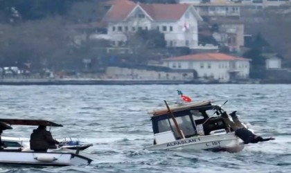 Dalga nedeniyle denize düşen balıkçıyı kurtarma operasyonu kamerada