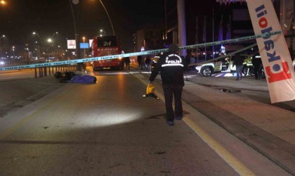 Dengesini kaybeden genç motosiklet sürücüsü otobüsün altında kalarak can verdi