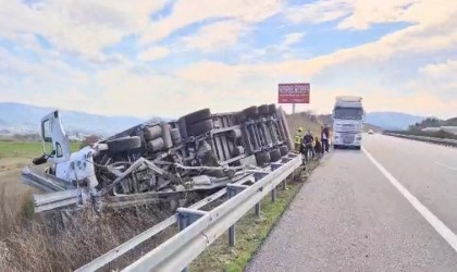 Devrilen tır sürücüsünü itfaiye kurtardı