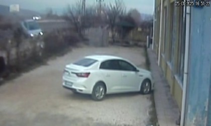 Direksiyon hakimiyetini kaybeden sürücü 3 saniyede ölüme gitti