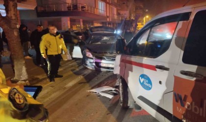 Dolmuş taksi ile otomobil kafa kaya çarpıştı