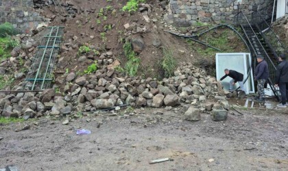 Duvar otomobilin üzerine yıkıldı