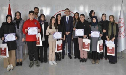 Elazığda dereceye giren öğrencilere ödülleri verildi